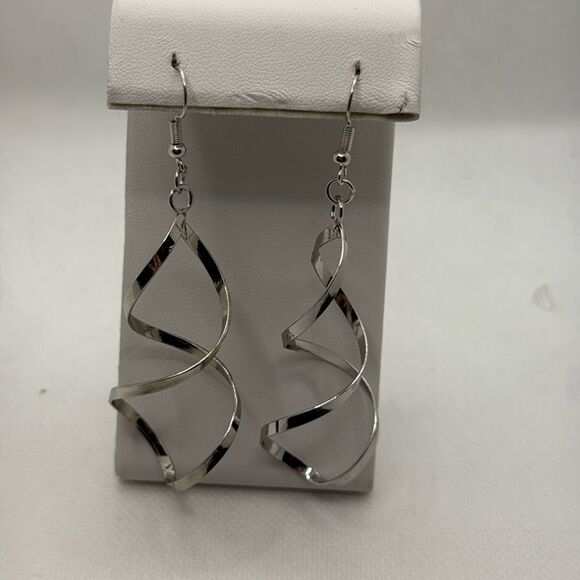 NWOT Swirl, twist fishhook earrings - Picture 1 of 3